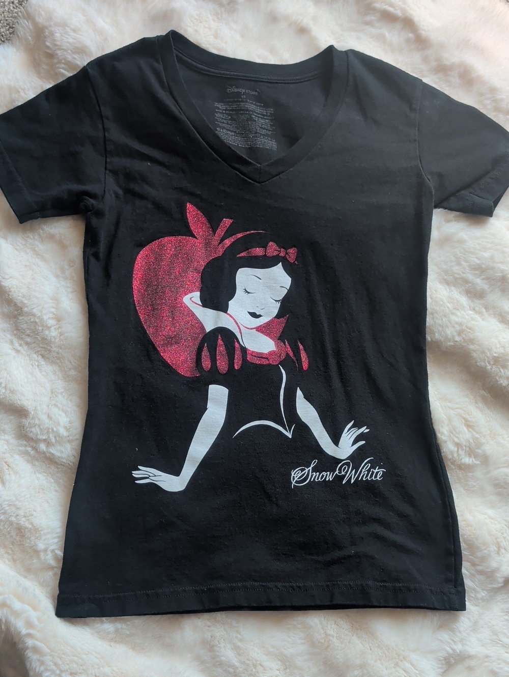 🎉 2 for $20 🎉 Disney Black V-Neck Tee Glitter Apple Snow White Graphic